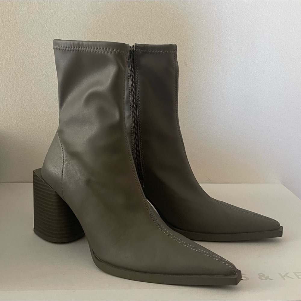 NWT. OAK + FORT POINTED TOE ANKLE BOOT